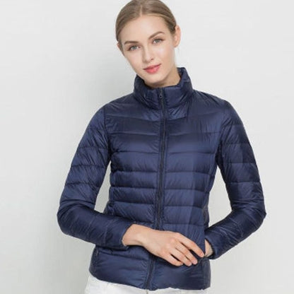 KIRENA slim-fit jas gestyled met sjaal en enkellaarsjes