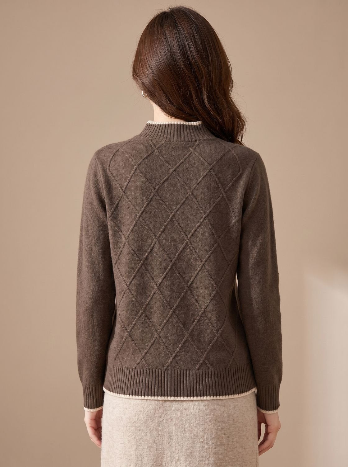 Dames coltrui in losse pasvorm gedragen met een broek