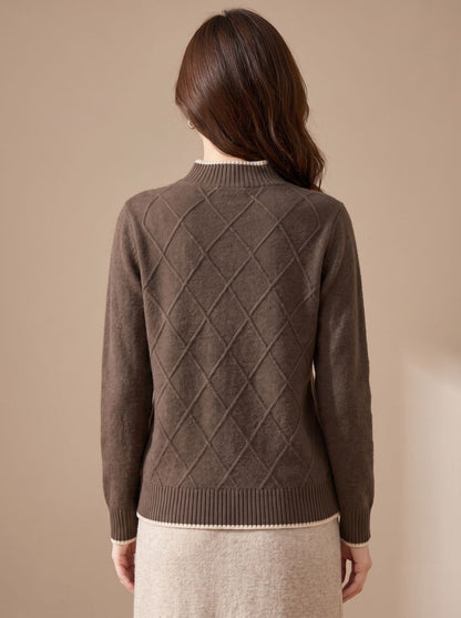 Dames coltrui in losse pasvorm gedragen met een broek