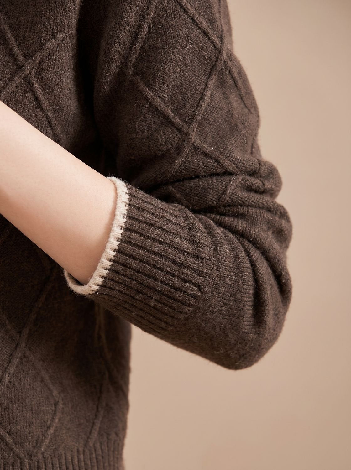 LENKA pullover gecombineerd met een rok voor een feminiene look