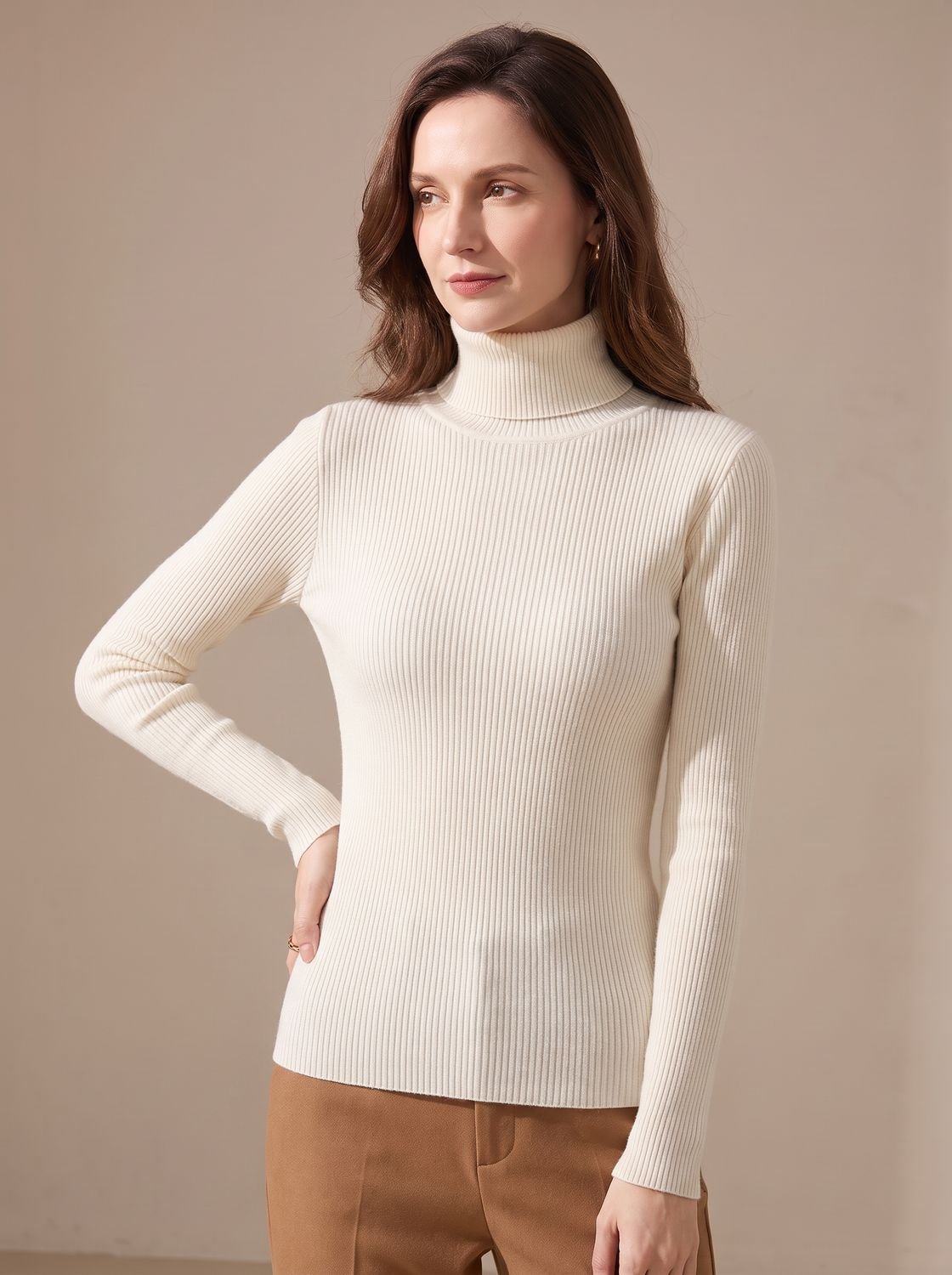 Model draagt geribde coltrui met wijde broek