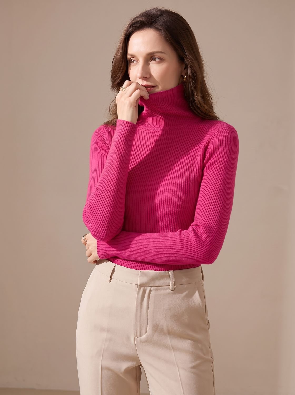 LEONIE trui in donkerblauw, detailfoto kraag