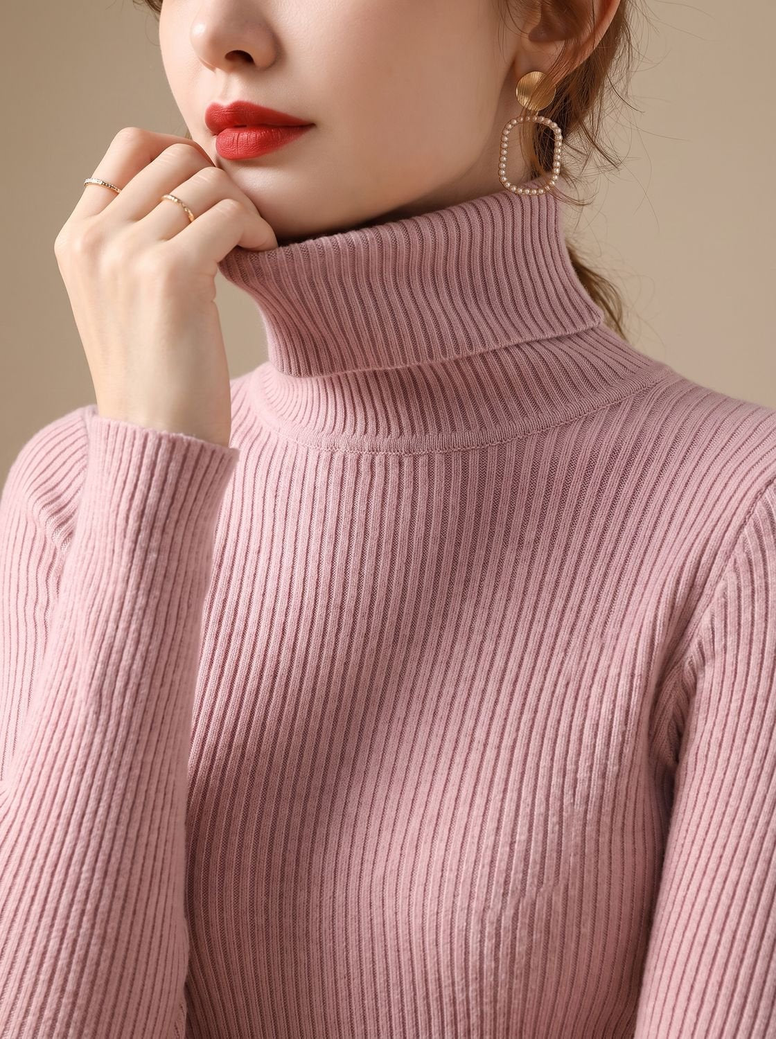 Dames rolkraagtrui met fijne ribstructuur, close-up kraag