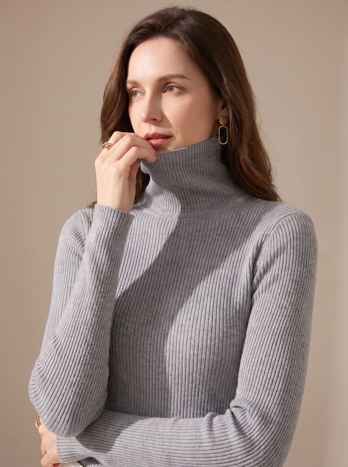 Slim-fit coltrui dames gedragen met jeans