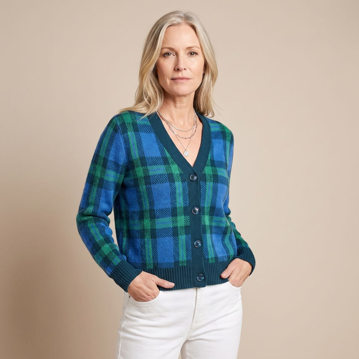 LOTTA cardigan gecombineerd met jeans voor een casual outfit