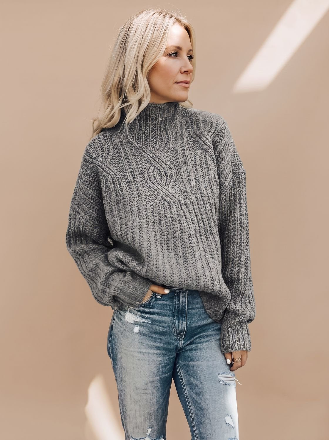 Dames kabeltrui gedragen met jeans voor casual look
