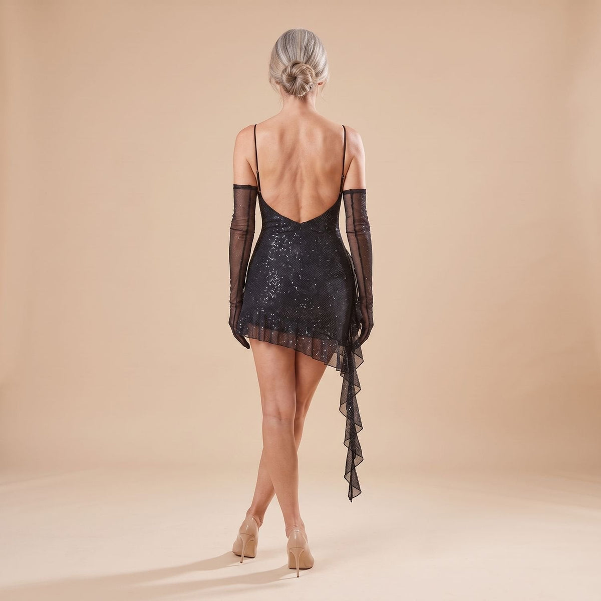 Detail van volant zoom aan LUMI glitter mini-jurk