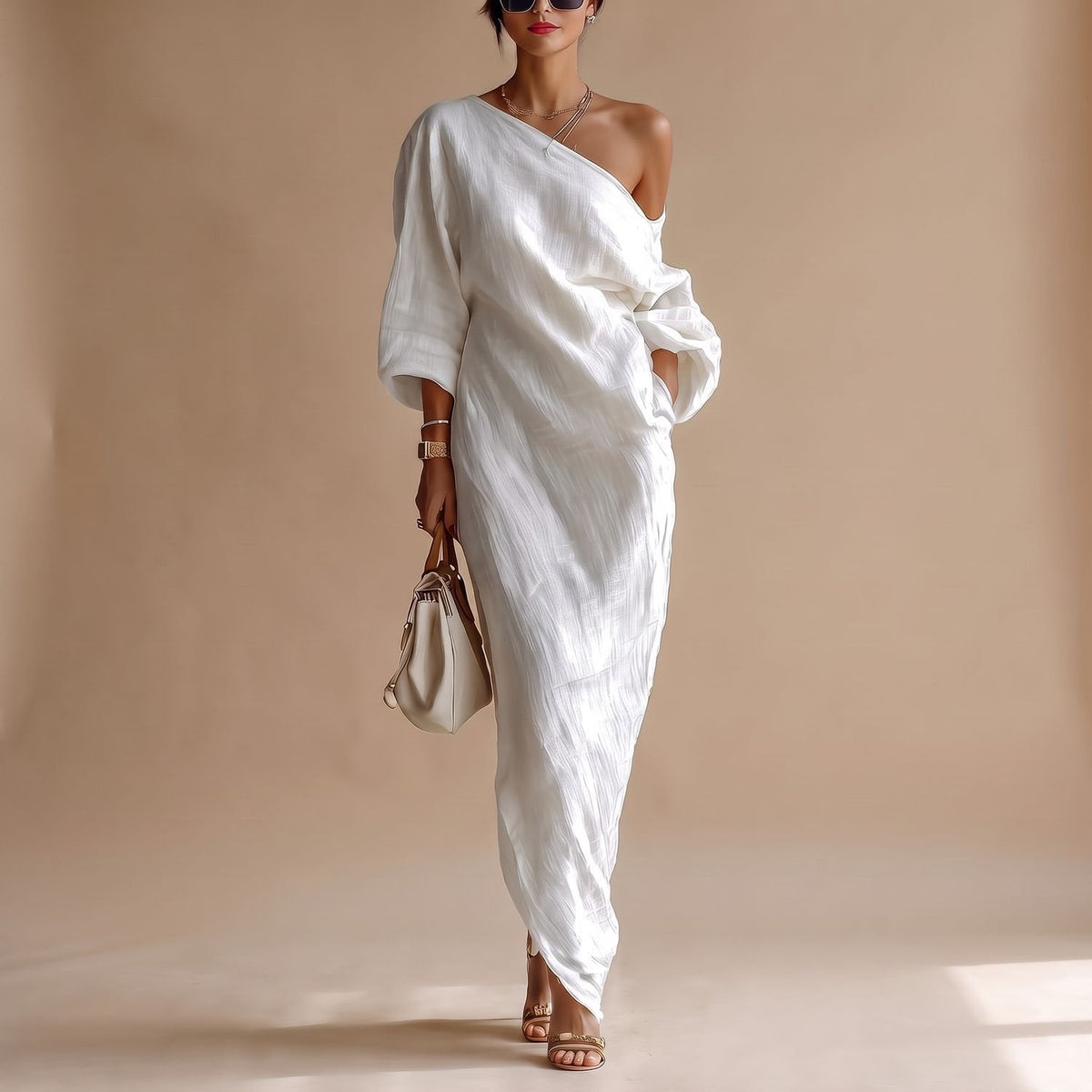 Detailfoto van de elegante one-shoulder hals van de witte maxi-jurk