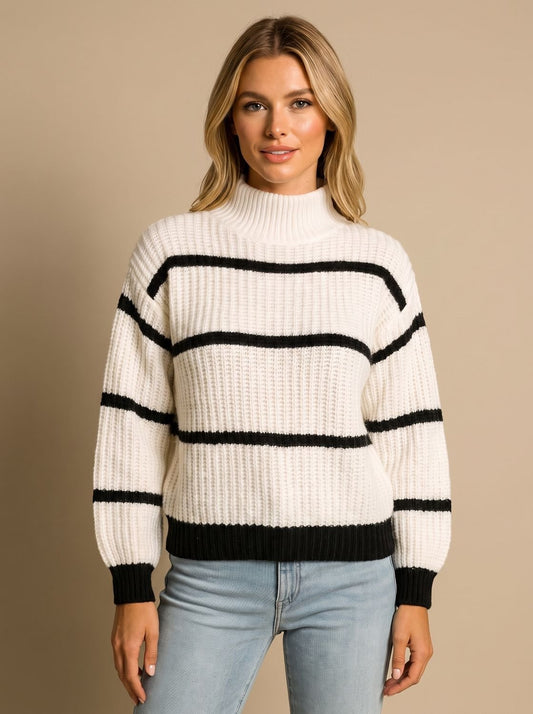 Dame draagt gestreepte oversized coltrui in wit en zwart