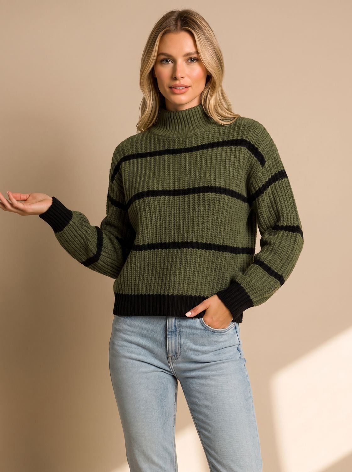 Gestreepte oversized trui gecombineerd met jeans en sneakers