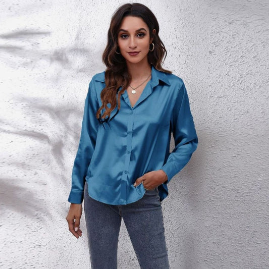 Dames satijnen blouse met lange mouwen en doorknoopsluiting