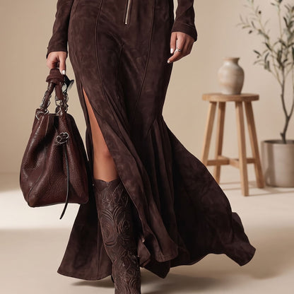 LYRA jurk gecombineerd met hoge laarzen voor een stijlvolle herfstlook
