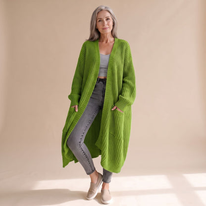 MAEVA vest gedragen over een jurk voor een elegante look
