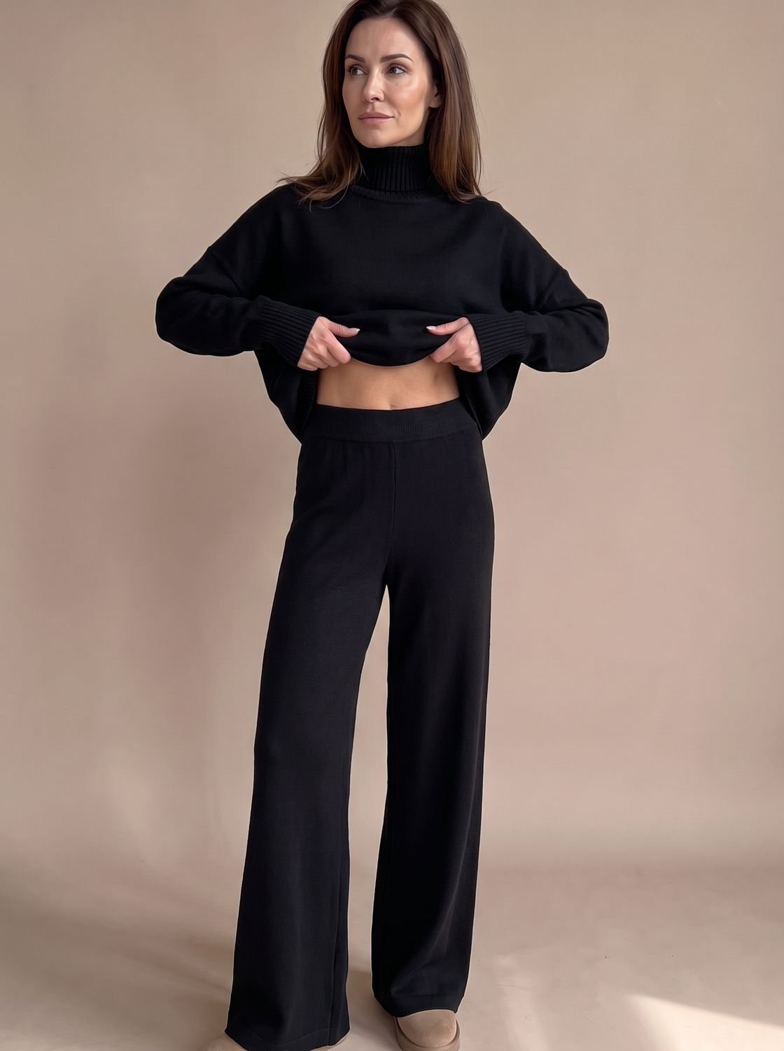 Casual look met rolkraagtrui en wijde broek gecombineerd met sneakers