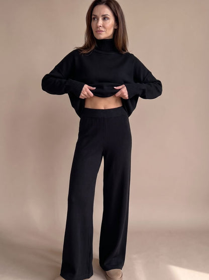 Casual look met rolkraagtrui en wijde broek gecombineerd met sneakers