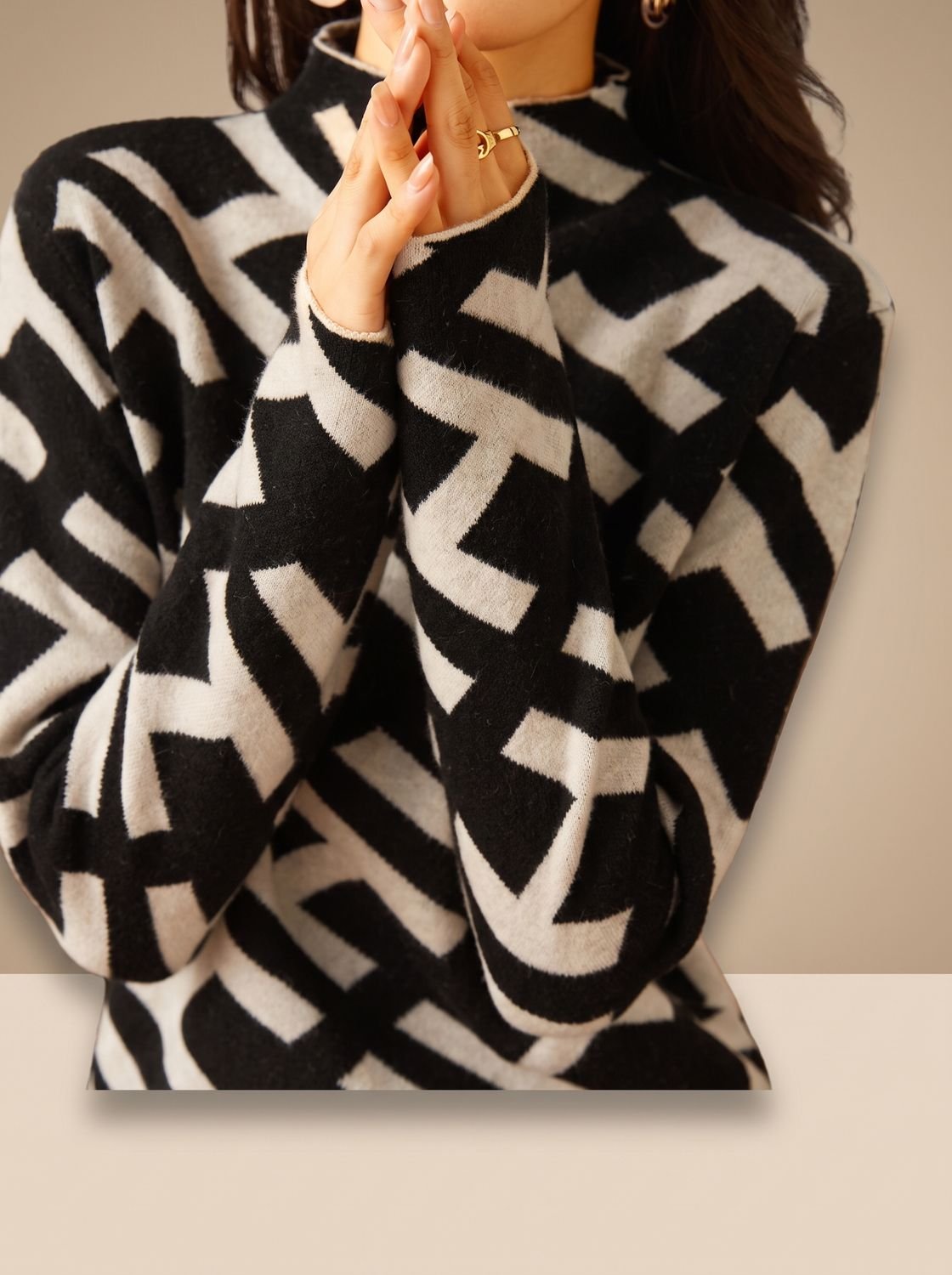 Dame draagt de MARISOL gebreide coltrui in casual outfit