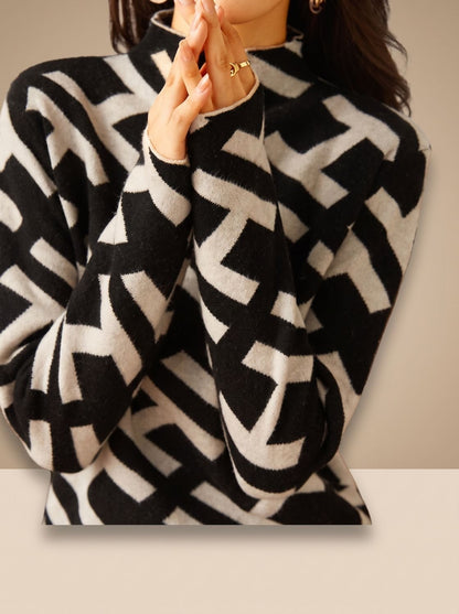Dame draagt de MARISOL gebreide coltrui in casual outfit