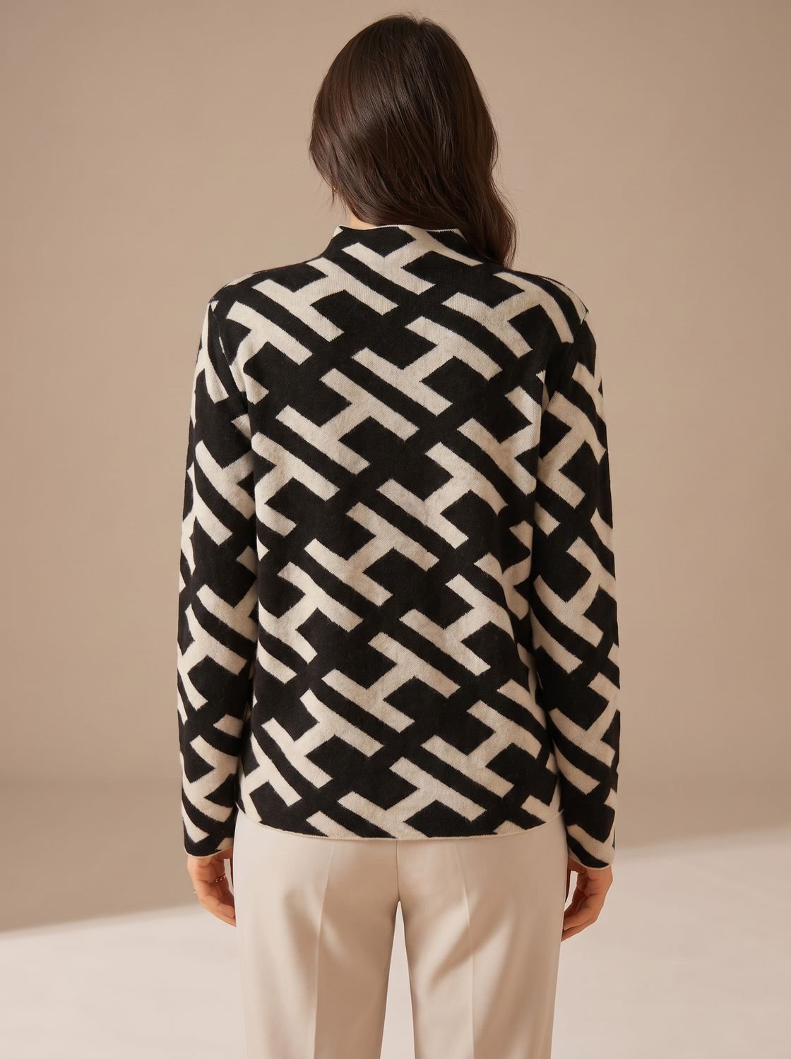 MARISOL pullover gecombineerd met jeans voor een casual look