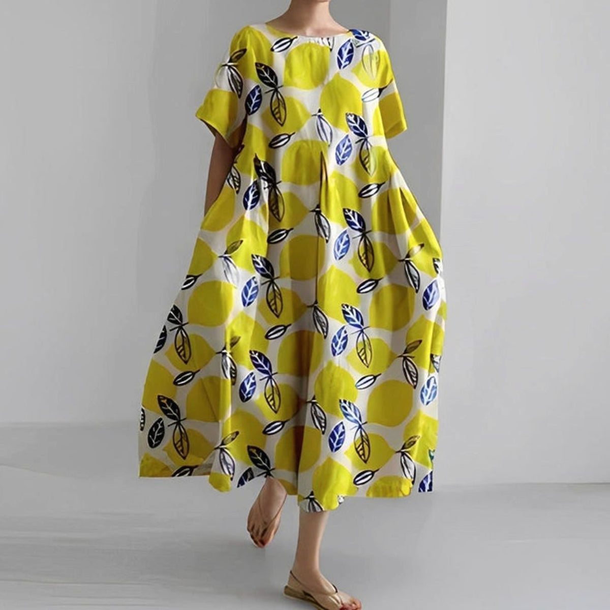 Detail van oversized bloemenprint op midi-jurk