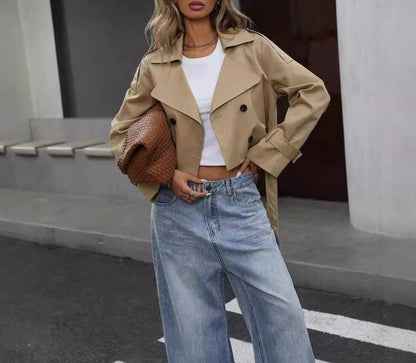 Dames dragen kaki cropped jasje als stijlvolle laag over outfit