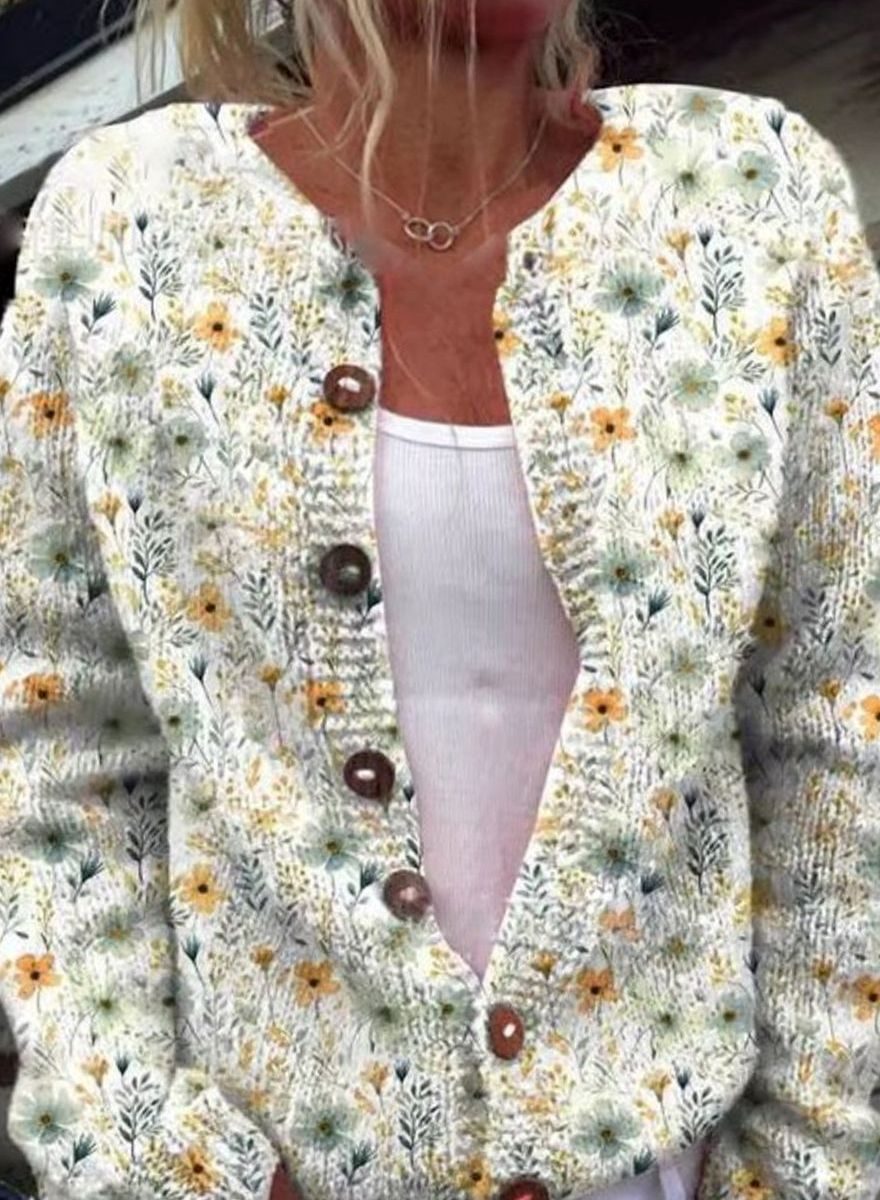 Close-up van het botanische bloemendessin op gebreid vest