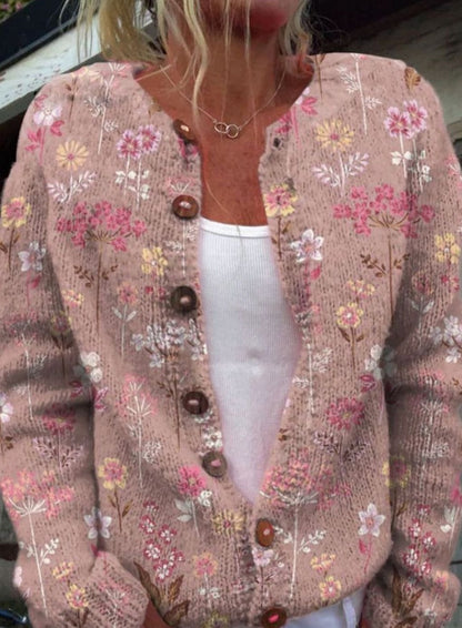 Vrouw draagt bloemenvest open over een T-shirt
