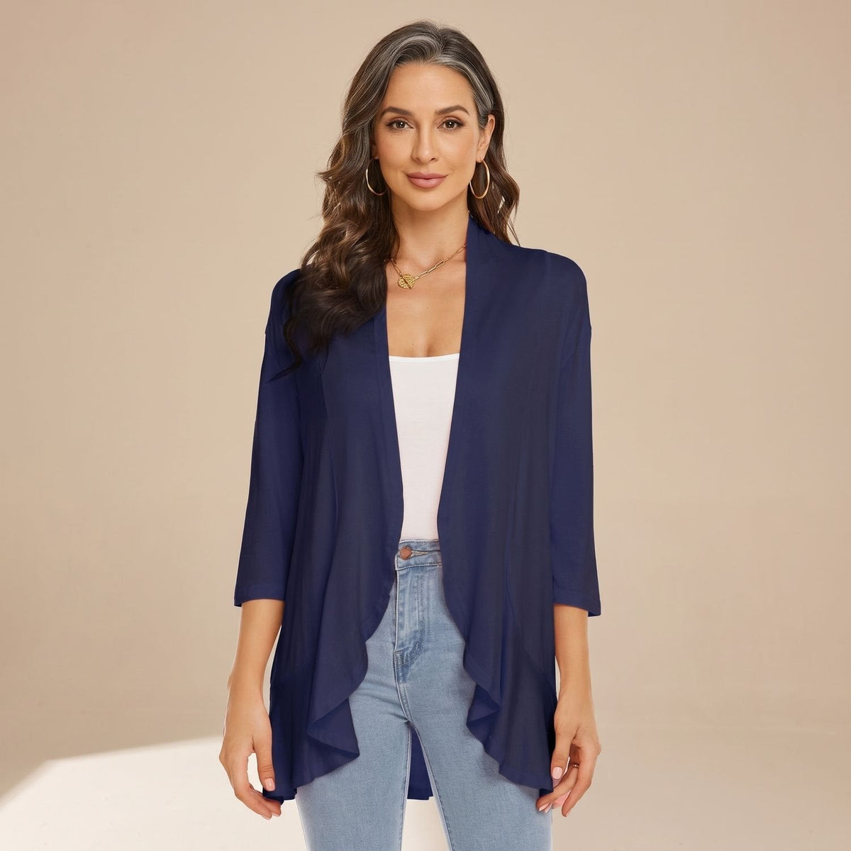 Achteraanzicht van het open vest met golvende zoom