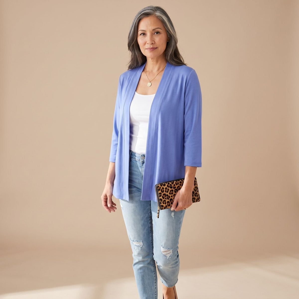 Vest gecombineerd met jeans voor een casual look