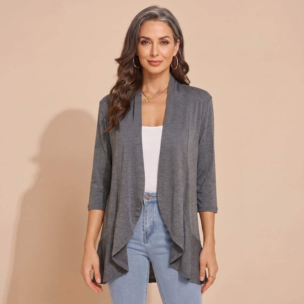 Vest gestyled over een blouse voor kantoorlook