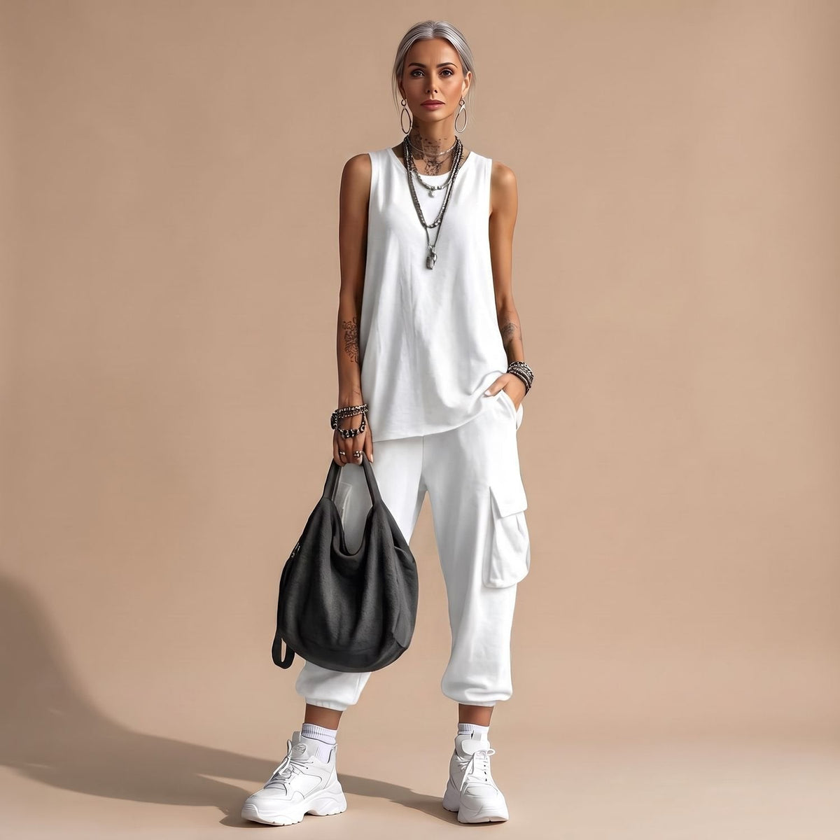 MILA set gedragen met witte sneakers voor casual look