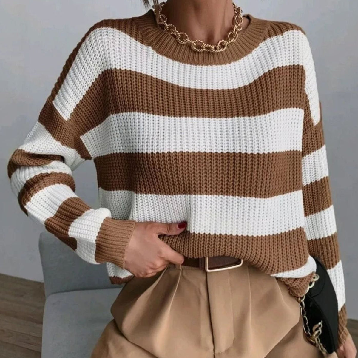 Gestreepte trui gecombineerd met wijde broek voor casual look