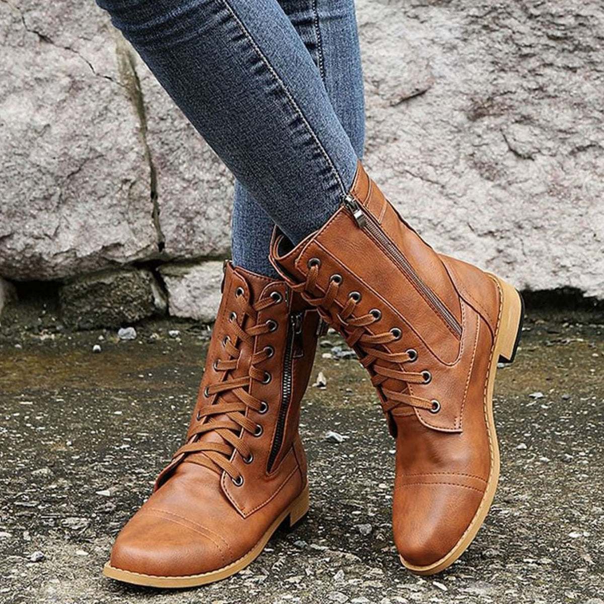 NOVA combat boots gedragen met een legging voor casual look