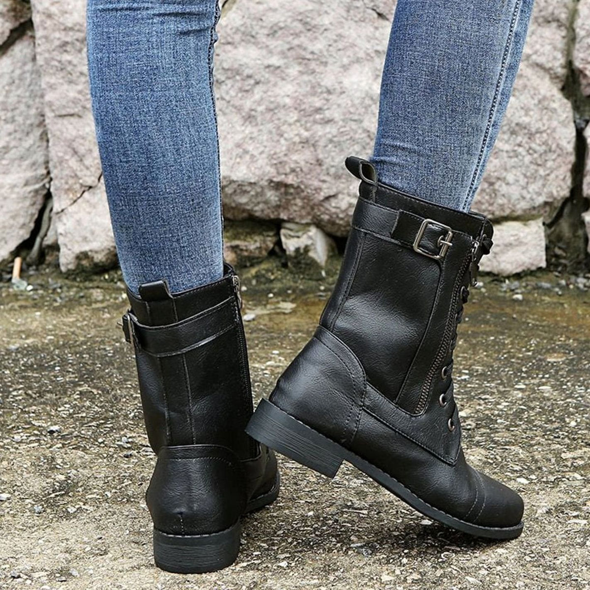 NOVA combat boots op een houten ondergrond gefotografeerd