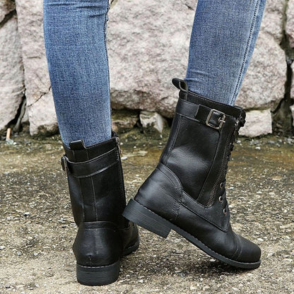 NOVA combat boots op een houten ondergrond gefotografeerd