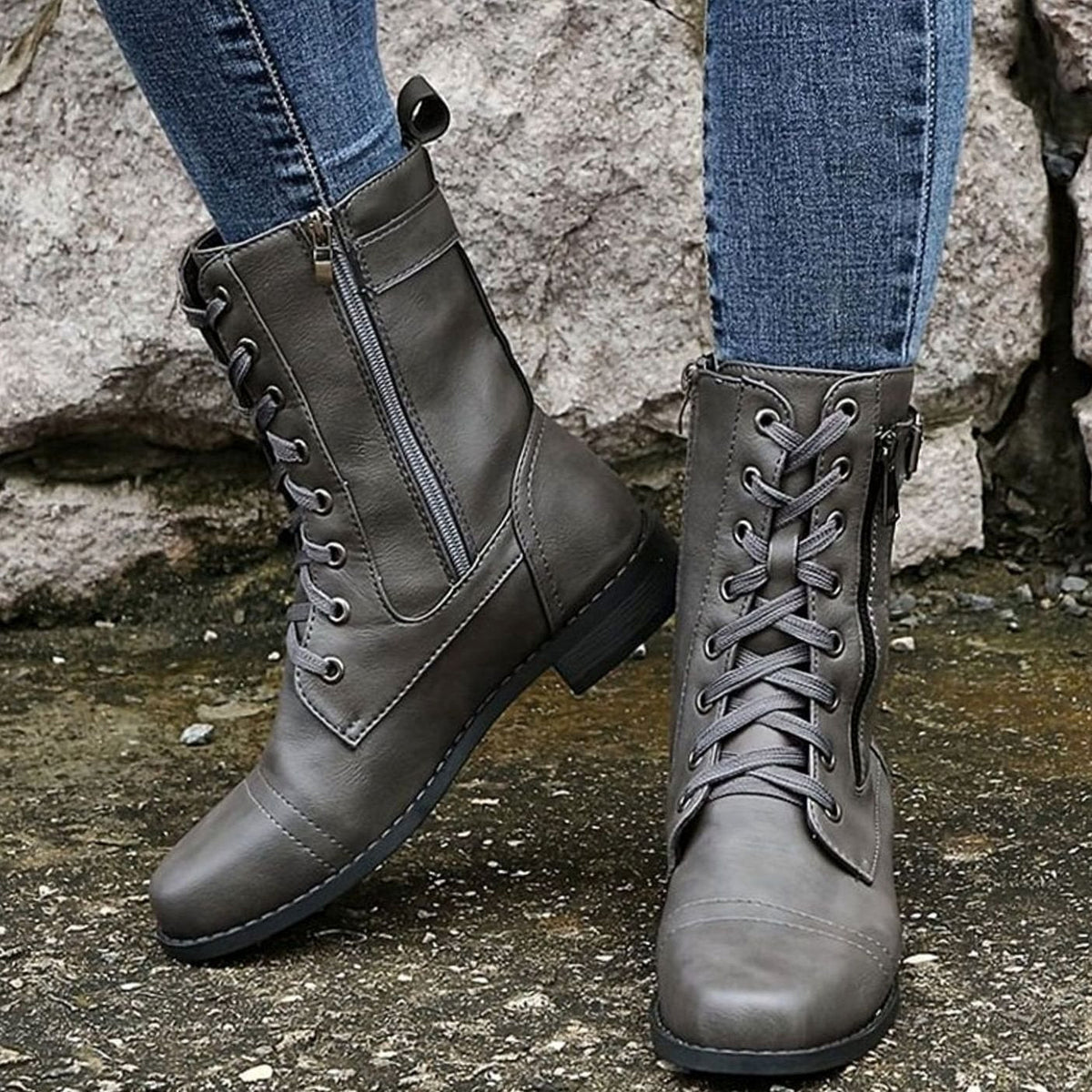 Model draagt NOVA combat boots tijdens herfstwandeling