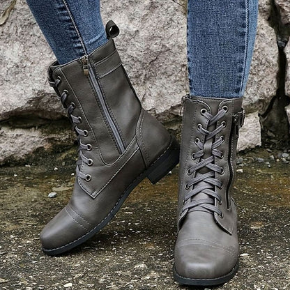 Model draagt NOVA combat boots tijdens herfstwandeling