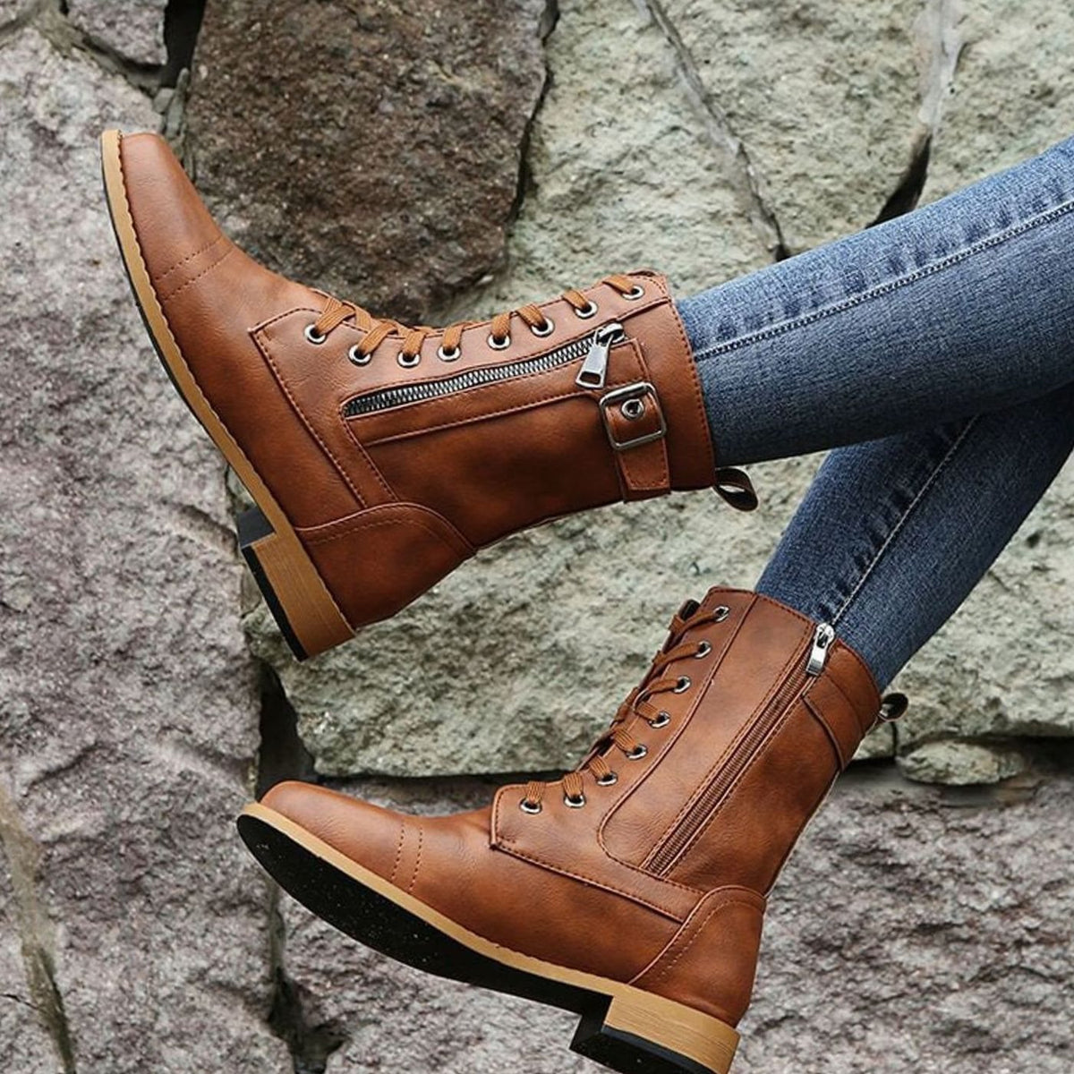NOVA combat boots naast een bikerjack gestyled