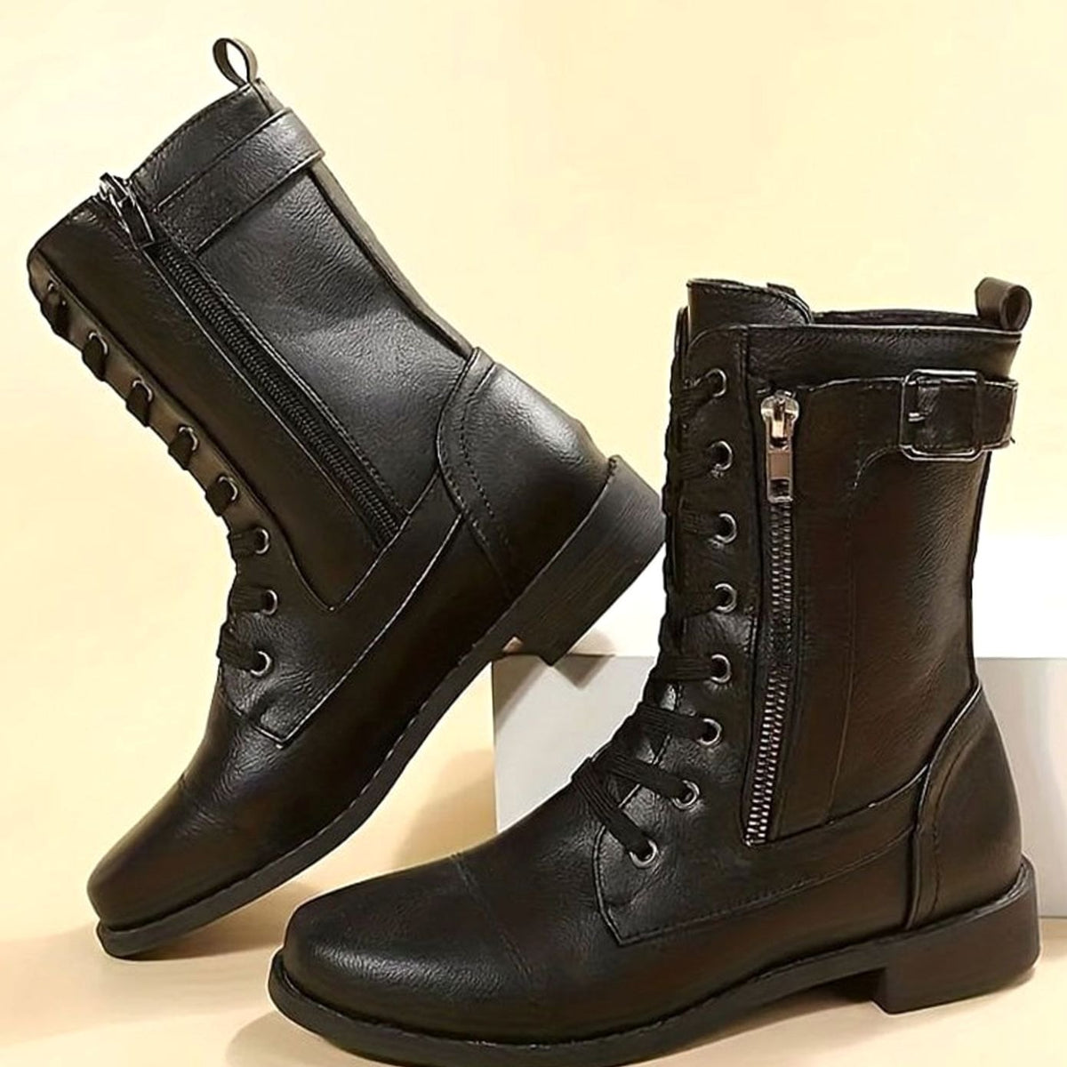NOVA combat boots in een set van drie kleuren naast elkaar