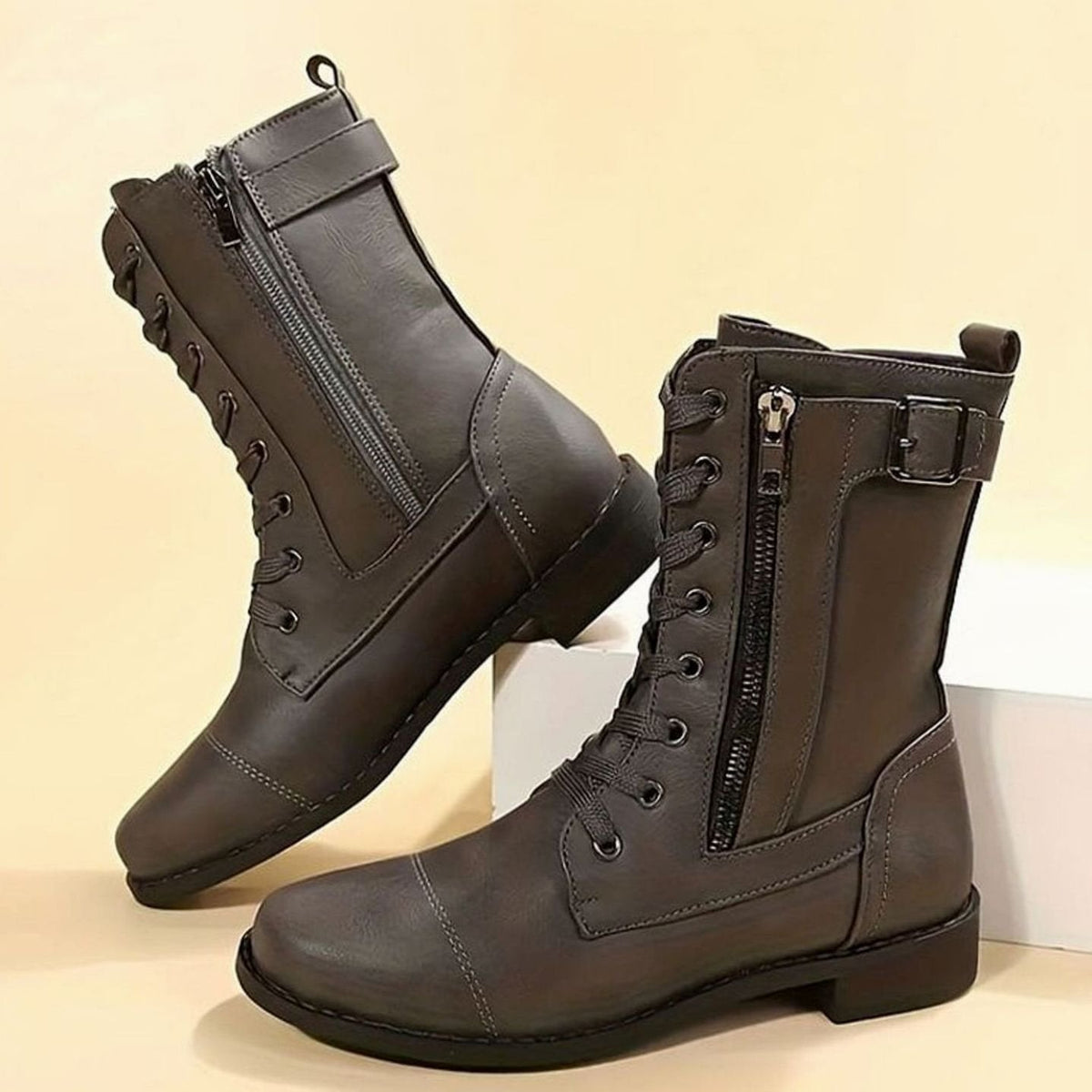 Zijaanzicht van NOVA combat boots met gespdetail en ritssluiting