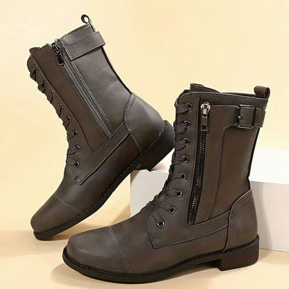Zijaanzicht van NOVA combat boots met gespdetail en ritssluiting