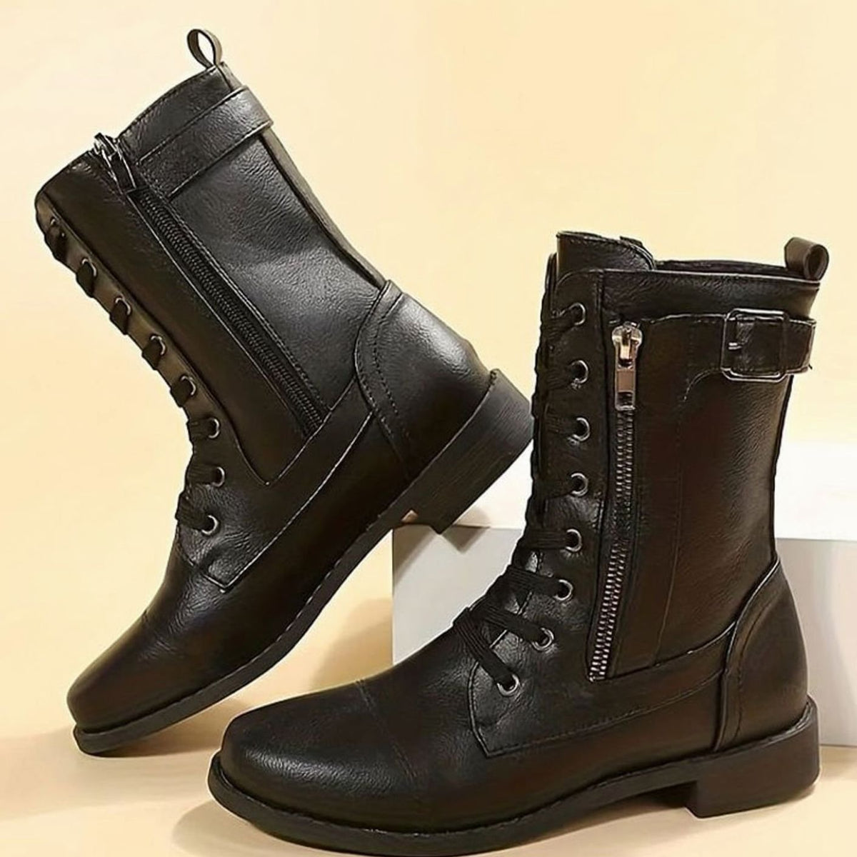 NOVA combat boots gedragen met een spijkerbroek