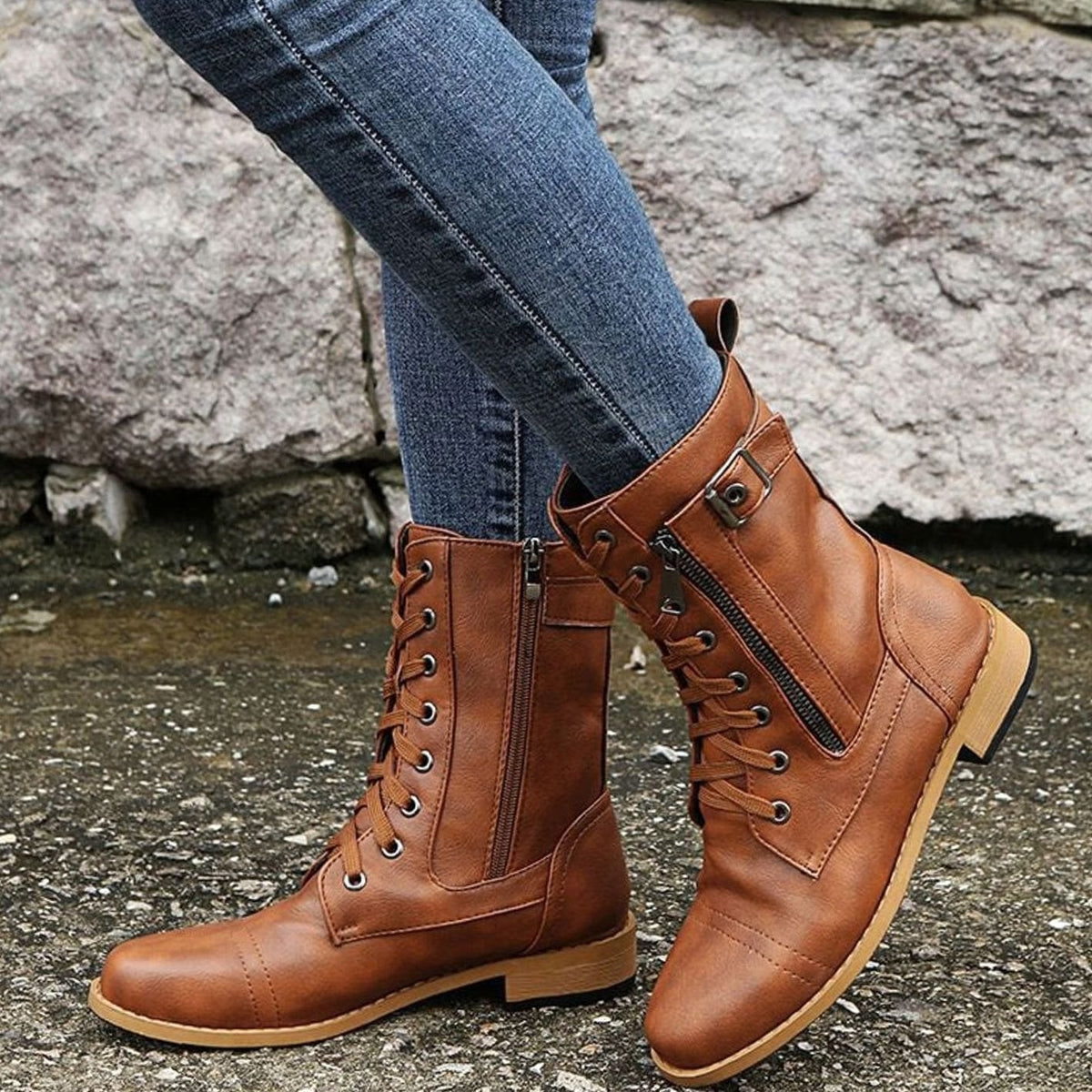 NOVA combat boots gecombineerd met een midi-jurk