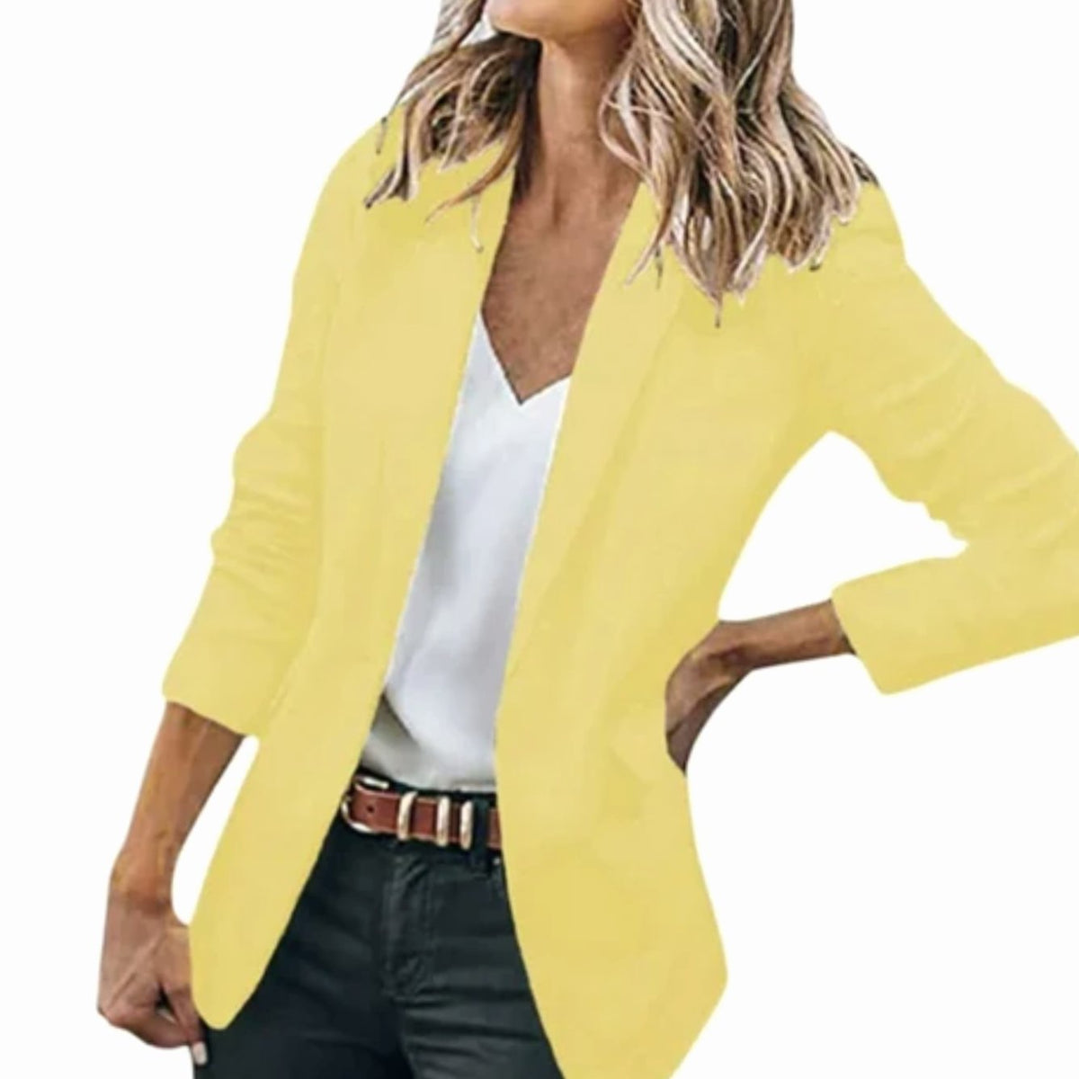Model draagt NOVELLE blazer tijdens een zakelijke bijeenkomst