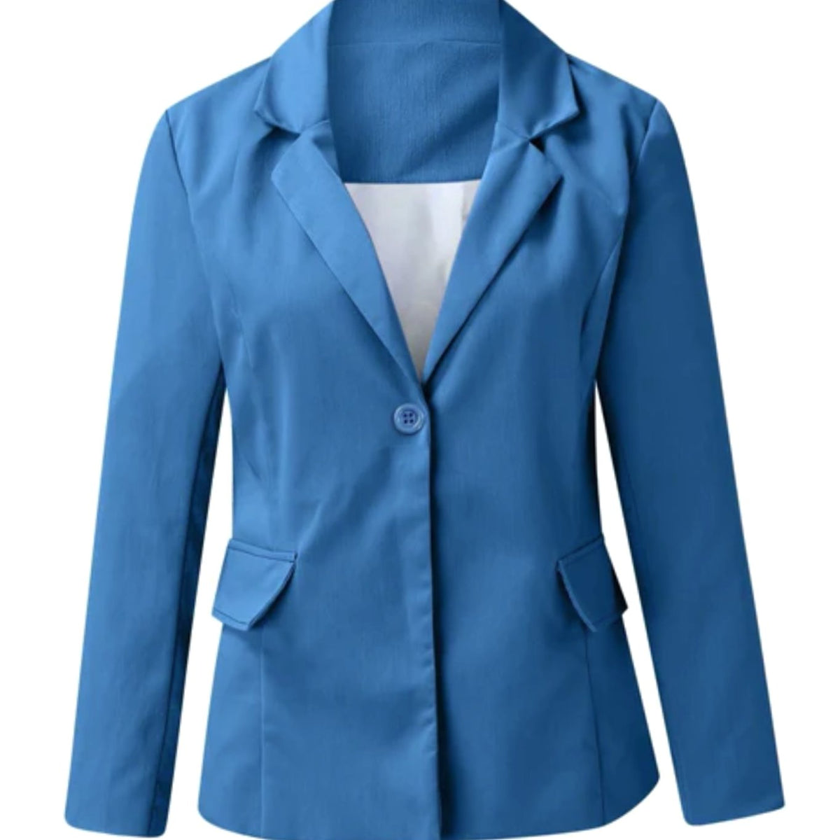 Vrouw loopt buiten met de blazer aan, casual stijl