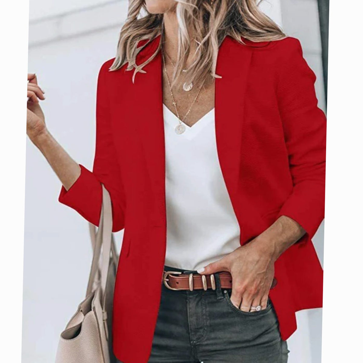 Twee modellen dragen de blazer in verschillende kleuren