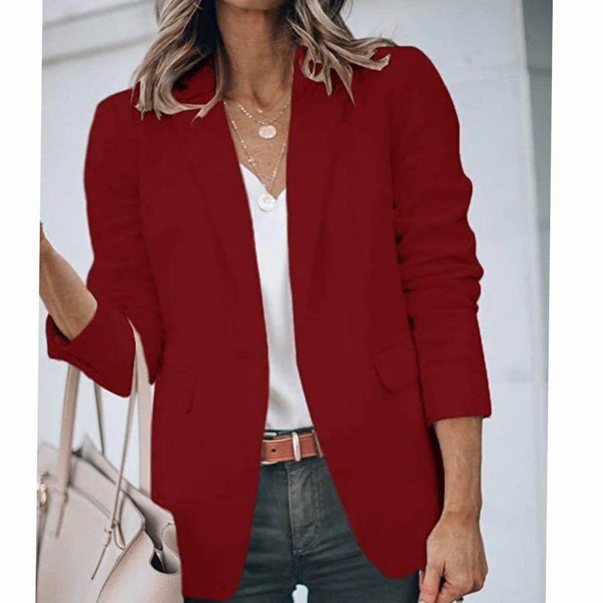 Zittende pose met open blazer, casual chic stijl