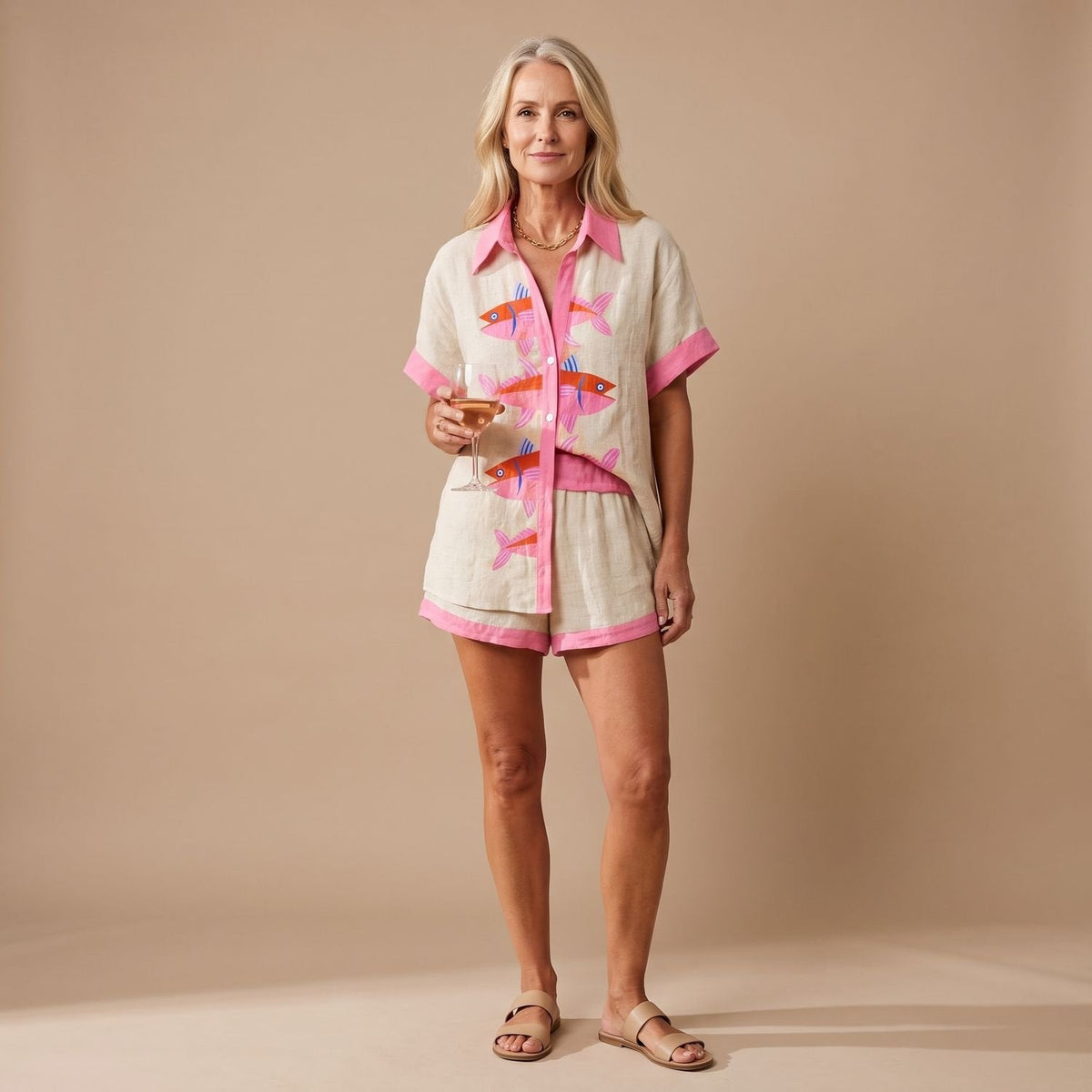 PALOVA beige dameshemd en short set met roze visprint voor op het strand