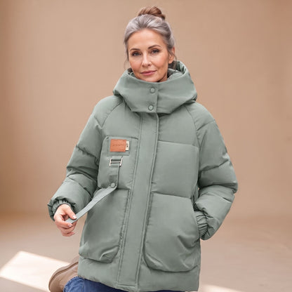 Model draagt PELLORA puffer jas gecombineerd met casual outfit