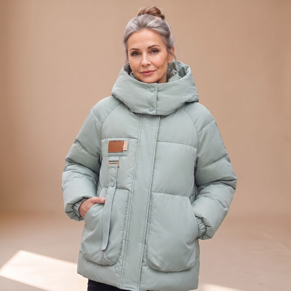 Achteraanzicht van de oversized PELLORA winterjas met capuchon
