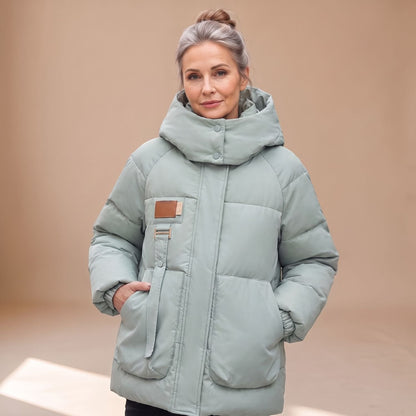 Achteraanzicht van de oversized PELLORA winterjas met capuchon